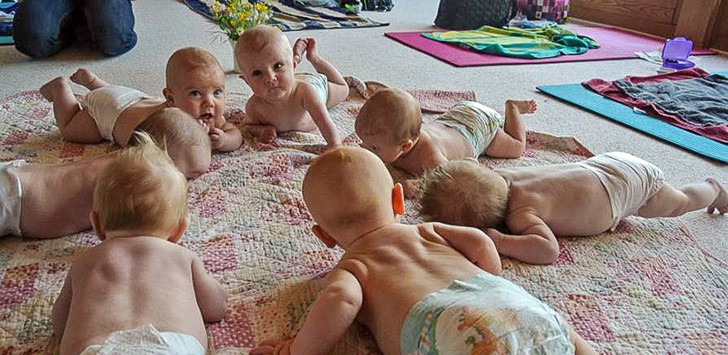 Einige Babys warten auf ihre Mütter. 