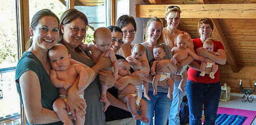 Ein gestelltes Foto von die Mütter und ihre Babys. 