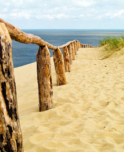 ein Weg am Strand der zum Meer führt. 